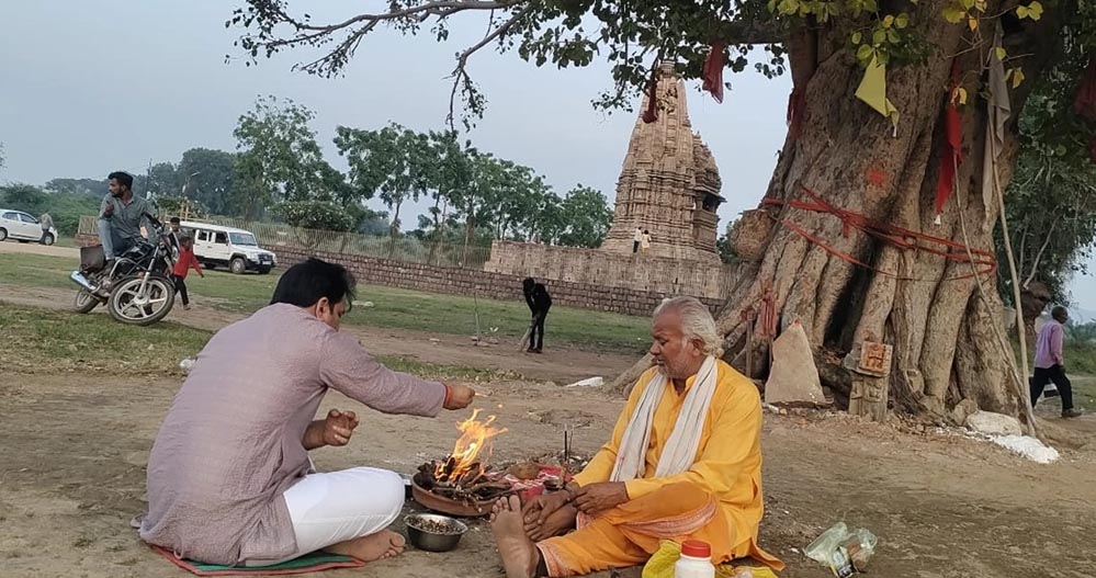 खजुराहो: जवारी मंदिर की मूर्ति विवाद पर राकेश दलाल ने मंदिर के सामने बगलामुखी हवन कर पूजा-अर्चना की