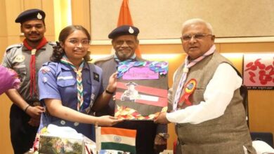 राज्यपाल  पटेल को भारत स्काउट्स एवं गाइड्स का बैज और स्कार्फ पहनाया