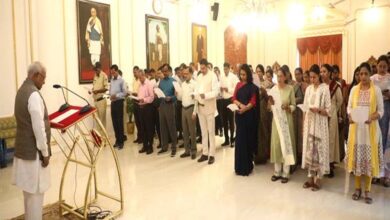 राज्यपाल मंगुभाई पटेल ने अधिकारी-कर्मचारियों के साथ गाया वंदे मातरम् राज्यपाल मंगुभाई पटेल ने अधिकारी-कर्मचारियों के साथ गाया वंदे मातरम्