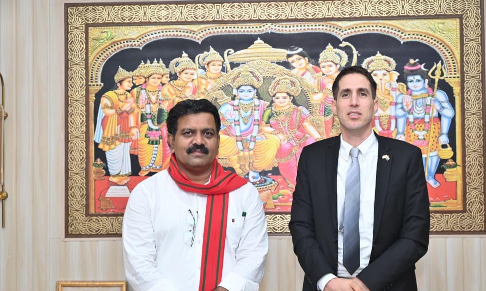 रायपुर : उपमुख्यमंत्री विजय शर्मा से इस्राइल के आर्थिक प्रतिनिधि यैर ओशेरॉफ की सौजन्य भेंट रायपुर : उपमुख्यमंत्री विजय शर्मा से इस्राइल के आर्थिक प्रतिनिधि यैर ओशेरॉफ की सौजन्य भेंट