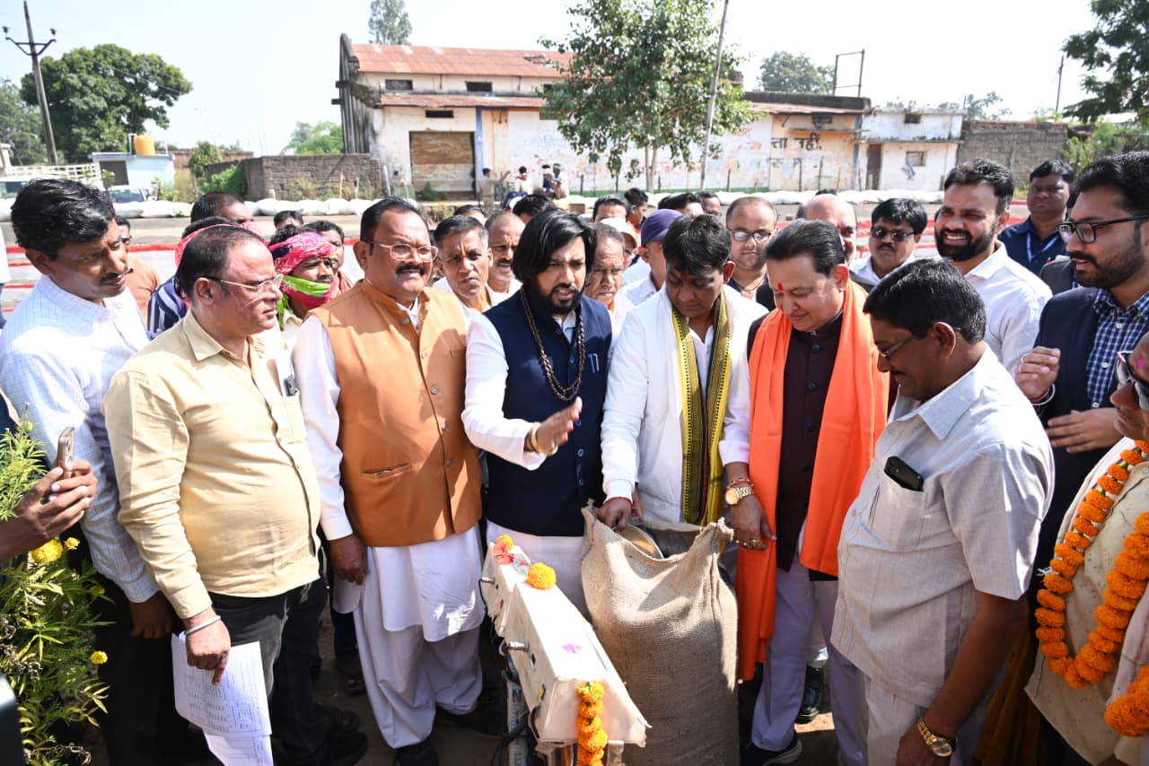 जिले मे आज से धान खरीदी शुरू, झालखम्हरिया केंद्र में कैबिनेट मंत्री खुशवंत साहेब एवं विधायक द्वय योगेश्वर राजू सिन्हा, एवं संपत अग्रवाल की उपस्थिति में हुआ शुभारंभ…..