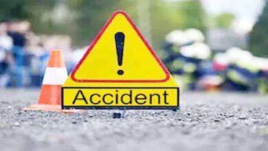 कैप्सूल वाहन की टक्कर से छात्र की मौत, परिजन और ग्रामीणों ने किया चक्काजाम कैप्सूल वाहन की टक्कर से छात्र की मौत, परिजन और ग्रामीणों ने किया चक्काजाम