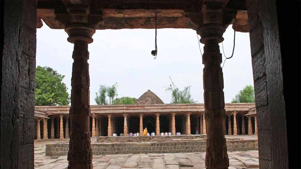 धार भोजशाला में एक दिन दो आयोजन: वसंत पंचमी और जुमे की नमाज़ पर क्या होगा फैसला?
