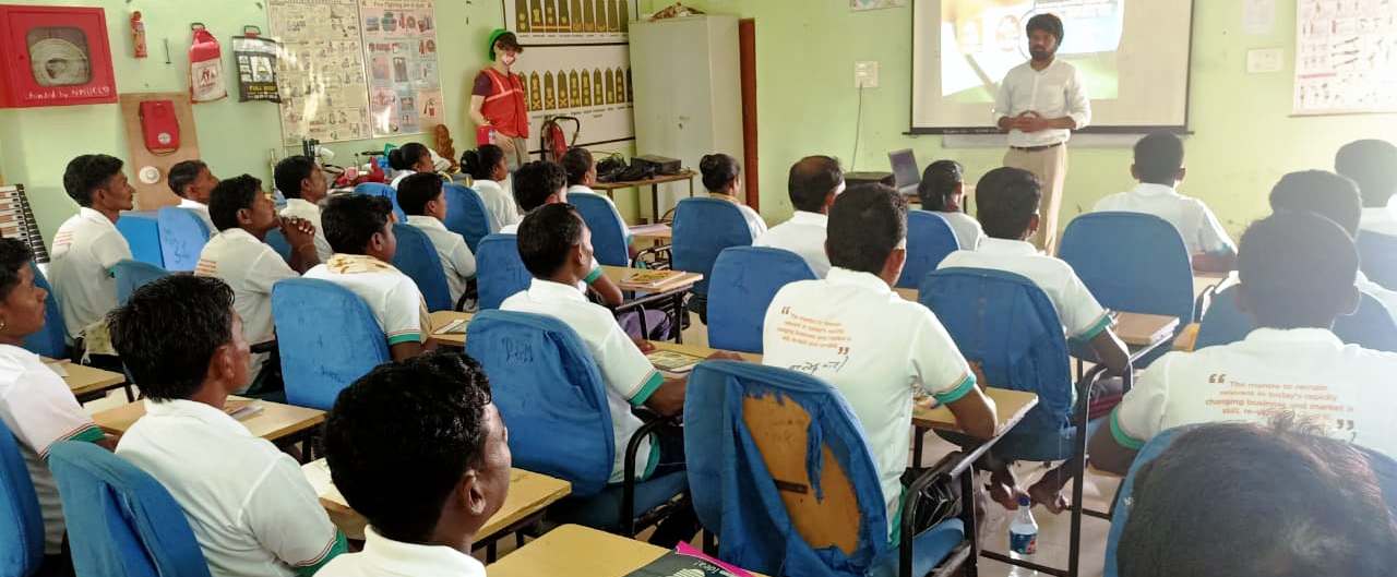 समर्पित माओवादी : वर्दी की जगह अब होटल की यूनिफॉर्म पहन कर करेंगे जिंदगी की नई शुरुआत….