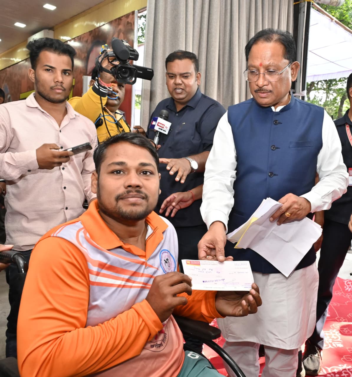 दिव्यांग रग्बी खिलाड़ी की मदद के लिए मुख्यमंत्री आगे आए- जनदर्शन में स्वीकृत किया 90 हजार रुपए का आर्थिक अनुदान….