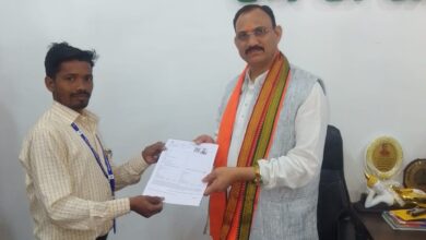 स्वास्थ्य मंत्री श्याम बिहारी जायसवाल को बीएलओ ने सौंपा ईएफ फॉर्म…