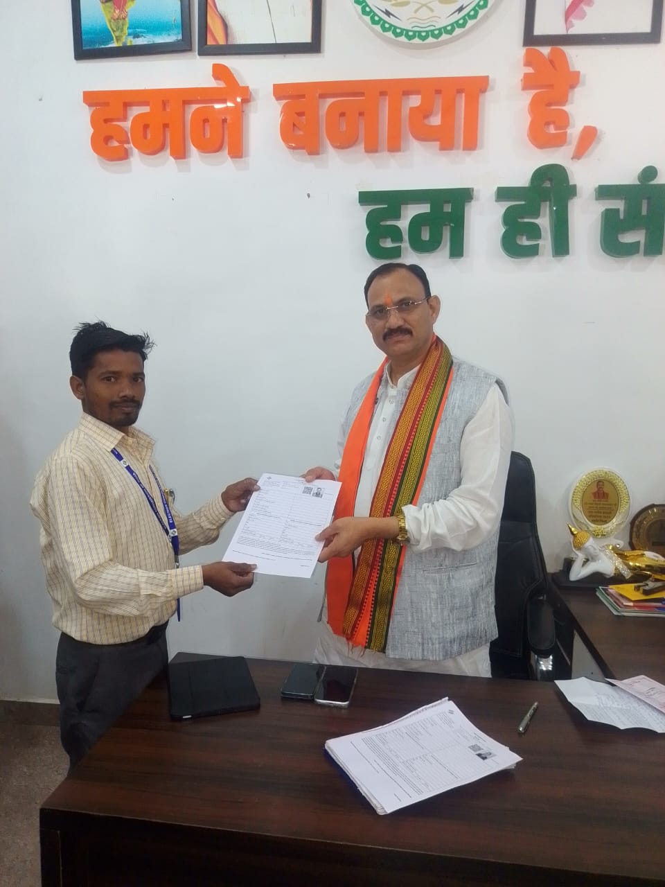 स्वास्थ्य मंत्री श्याम बिहारी जायसवाल को बीएलओ ने सौंपा ईएफ फॉर्म…