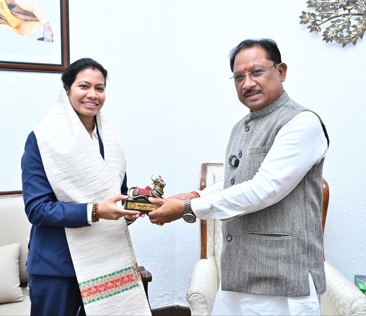 वर्ल्ड कप विजेता भारतीय महिला क्रिकेट टीम की फिजियोथेरेपिस्ट आकांक्षा सत्यवंशी ने मुख्यमंत्री से की मुलाकात