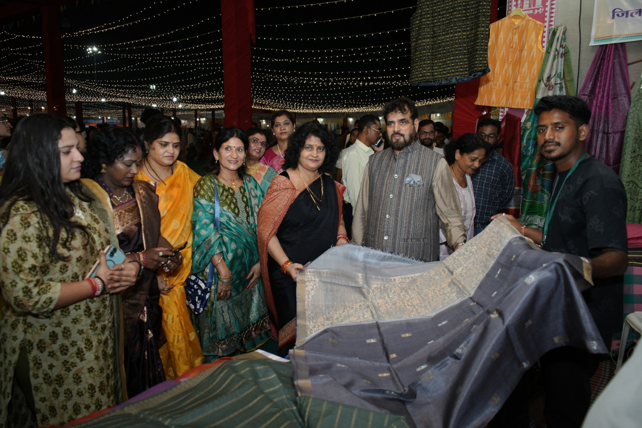 छत्तीसगढ़ राज्योत्सव 2025 : खादी प्रदर्शनी की धूम, आधुनिक खादी परिधानों और बांस उत्पादों ने खींचा लोगों का ध्यान….