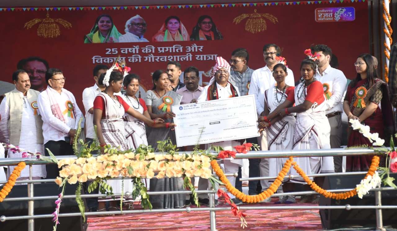 कृषि मंत्री नेताम ने राज्योत्सव में 6 दिव्यांगजनों को सहायक उपकरण एवं आर्थिक सहायता प्रदान की…