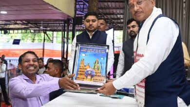 जनदर्शन में अद्भुत दृश्य—भिलाई के अंकुश देवांगन ने मुख्यमंत्री को भेंट की संगमरमर पर बनी प्रधानमंत्री नरेंद्र मोदी की सूक्ष्म प्रतिमा…