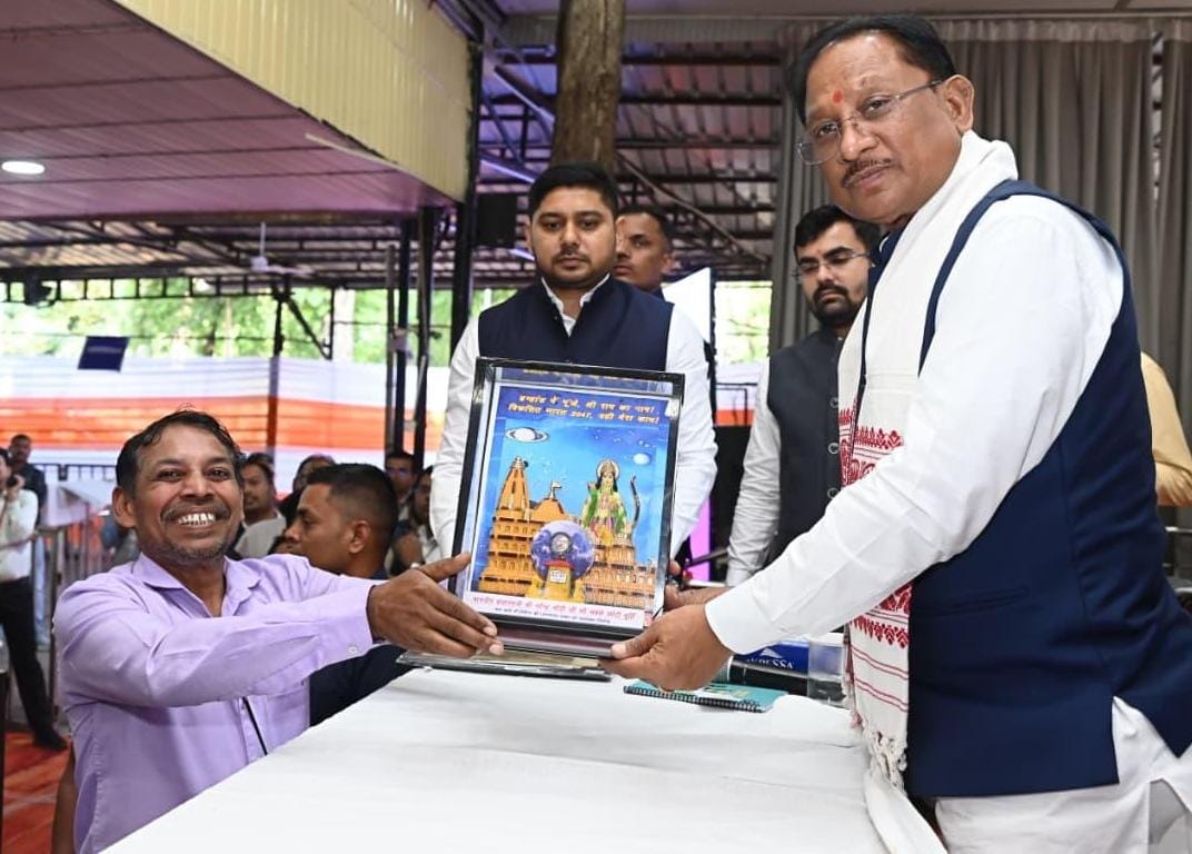 जनदर्शन में अद्भुत दृश्य—भिलाई के अंकुश देवांगन ने मुख्यमंत्री को भेंट की संगमरमर पर बनी प्रधानमंत्री नरेंद्र मोदी की सूक्ष्म प्रतिमा…