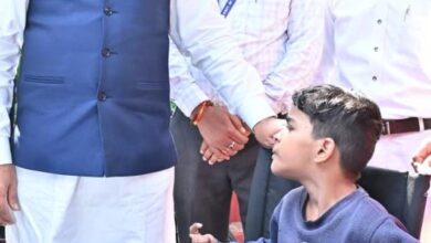 पैरों से चित्र उकेरने वाली पूनम बिटिया के जीवन में मुख्यमंत्री ने भरी नई उम्मीद- अब विशेष विद्यालय में मिलेगा शिक्षण और छात्रवृत्ति…..