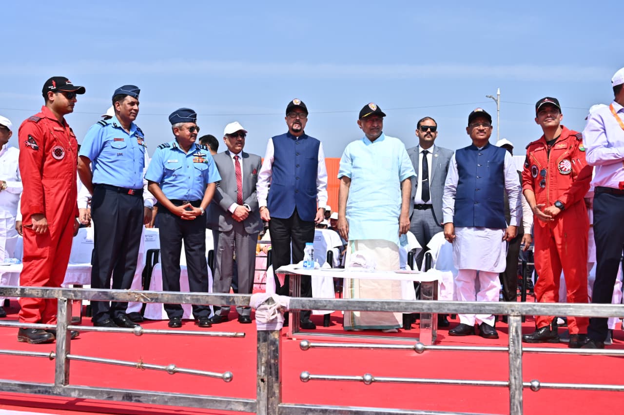 राज्योत्सव पर वायु सेना की टीम का रोमांचक एयर शो, सेंध जलाशय के ऊपर आसमां में गूंजा ‘जय जोहार’ और ‘छत्तीसगढ़िया सबले बढ़िया’…