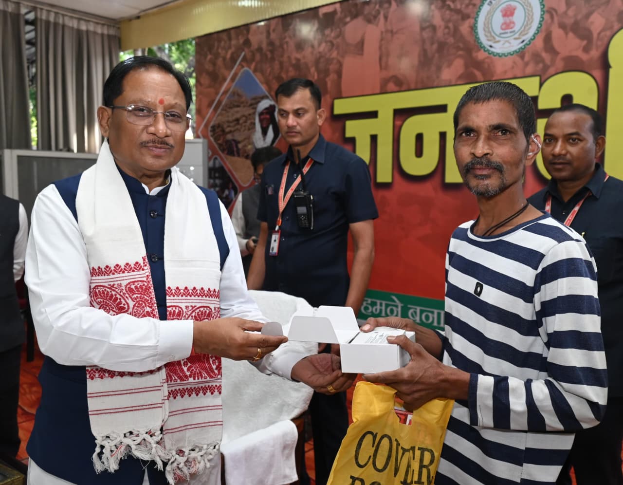 मुख्यमंत्री विष्णुदेव साय ने समझी पीड़ा, तुरंत बढ़ाया कदम – रमन निर्मलकर को सौंपा श्रवण यंत्र…. मुख्यमंत्री विष्णुदेव साय ने समझी पीड़ा, तुरंत बढ़ाया कदम – रमन निर्मलकर को सौंपा श्रवण यंत्र….