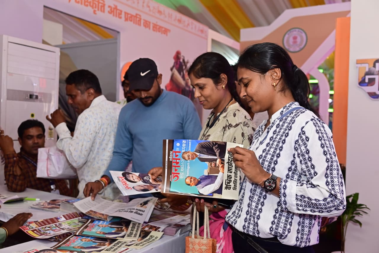 छत्तीसगढ़ की 25 वर्षों की विकास यात्रा को देखने पहुंच रहे है बड़ी संख्या में लोग: जनसम्पर्क स्टॉल बना आकर्षण का केंद्र…