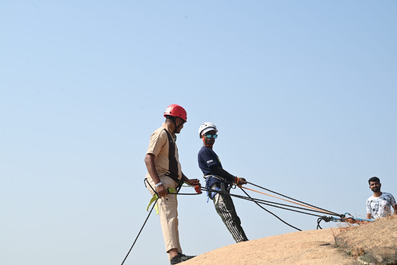 जशपुर जम्बुरी 2025 : देशदेखा में 120 पर्यटक ले रहे रॉक क्लाइंबिंग का रोमांच, विशेषज्ञों की निगरानी में सुरक्षित साहसिक अनुभव….