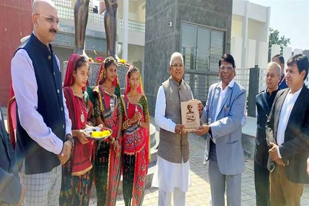 राज्यपाल पटेल ने गुजरात के बिरसा मुंडा जनजातीय विश्वविद्यालय राजपीपला का किया भ्रमण