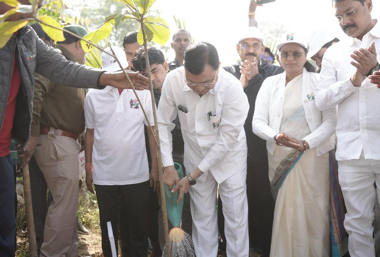 एक पेड़ मां के नाम अभियान के तहत किया पौधरोपण: उद्योग मंत्री देवांगन…..